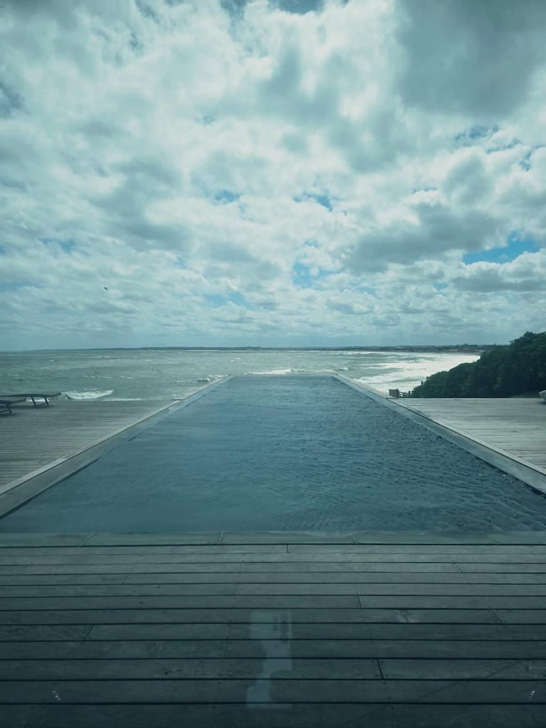 La pileta de la casa de Benjamín Vicuña y Anita Espasandin en Punta del Este. Foto: Instagram benjaminvicuna.ok