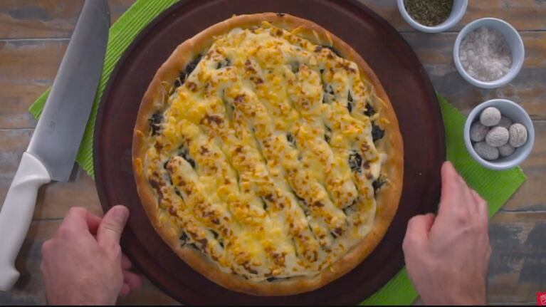 La pizza de verduras, lista para ser cortada y servida. Foto: Cucinare.tv.