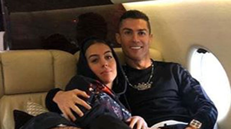 La polémica foto de Cristiano Ronaldo abrazado a Georgina Rodríguez dentro de un avión que se volvió viral