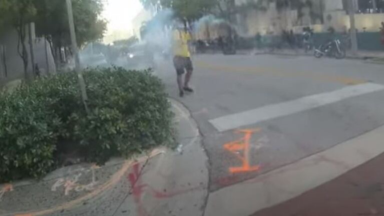 La policía de Florida publicó un video donde se los ve disparando balas de goma a manifestantes