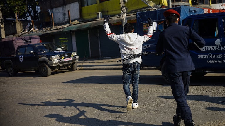 La policía de Nepal ha ideado un nuevo método para detener a las personas que rompan la cuarentena. Foto: DPA.