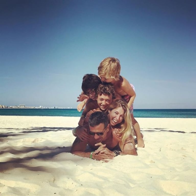 La postal familiar de Florencia Bertotti y Federico Amador con sus hijos, de vacaciones: "Arrivederci Cancún"