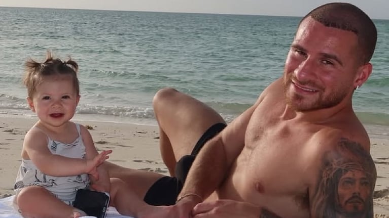 La postal familiar que subió el futbolista junto a Ailén Cova y Alaia. Fuente: Instagram @alemacallister