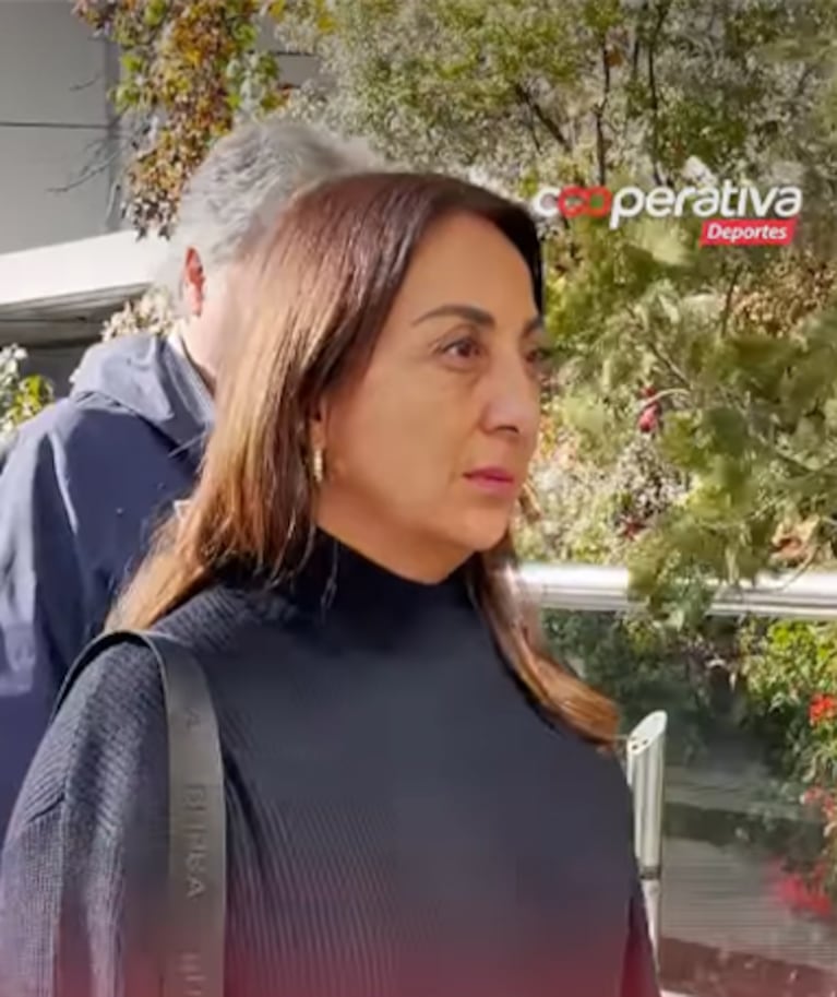 La presidenta de Azul Azul, Cecilia Pérez, visitó a Gago en el centro médico. Foto: Cooperativa Deportes.