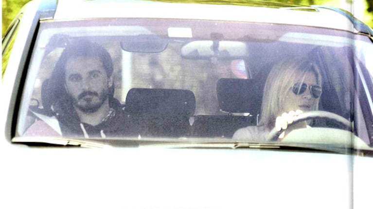 La primera foto de Eugenia Tobal y su novio rockero, Santiago Aysine (Foto: revista Pronto).