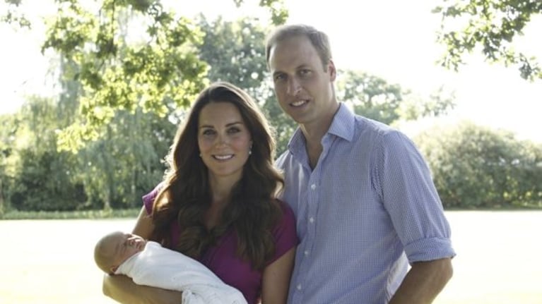 La primera foto oficial del príncipe William, Kate Middleton y el pequeño George (Foto: Web).