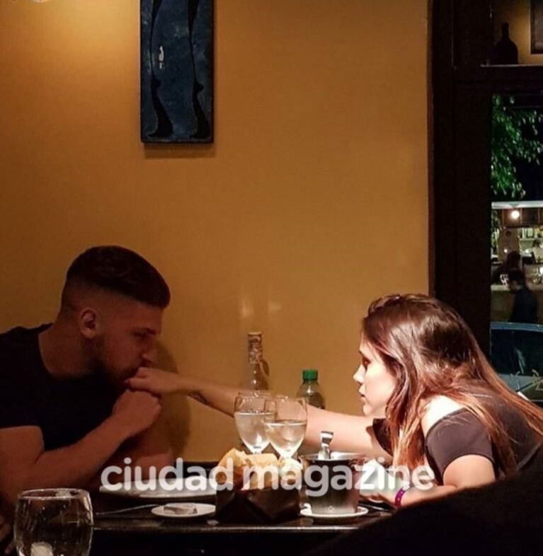 La primera foto romántica de Barbie Vélez y Lucas Rodríguez tras confirmar su noviazgo