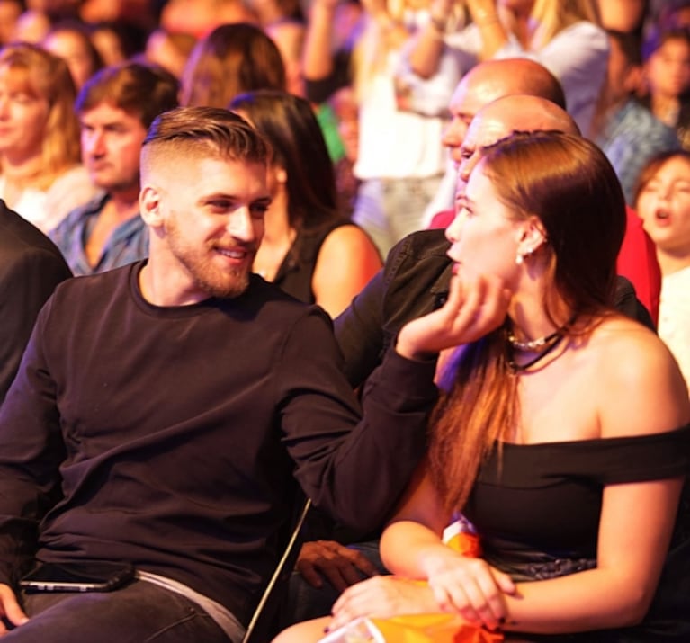 La primera presentación oficial y en público de Barbie Vélez y Lucas Rodríguez: ella cantó en un escenario y su novio la alentó desde la tribuna
