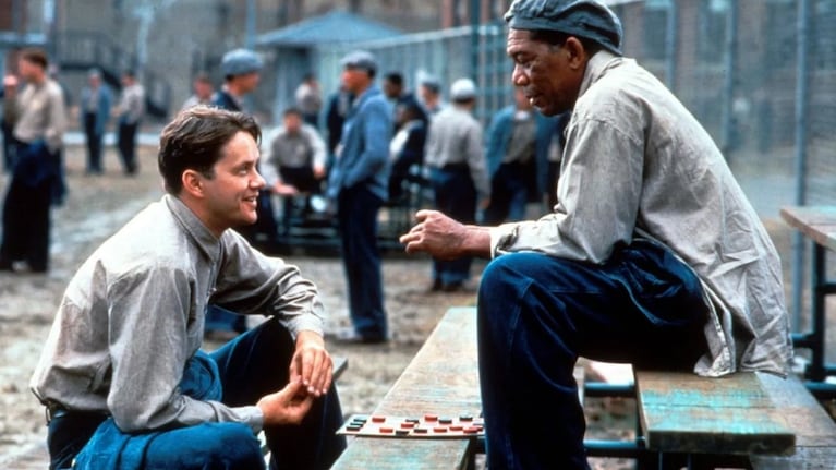 La prisión estatal de Shawshank, un lugar dominado por la violencia, los abusos y un sistema profundamente corrupto.