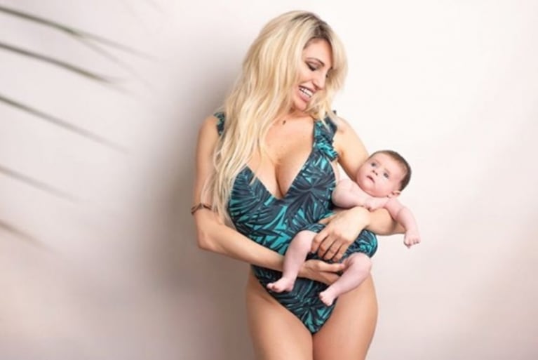 La producción de fotos de Vicky Xipolitakis con su bebé de 2 meses: "Salvador me enseñó el amor verdadero y la paciencia, ja"