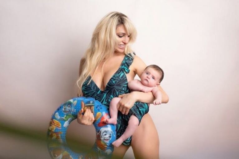 La producción de fotos de Vicky Xipolitakis con su bebé de 2 meses: "Salvador me enseñó el amor verdadero y la paciencia, ja"