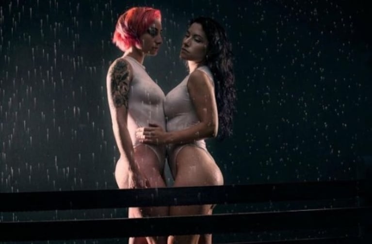 La producción súper hot de Griselda Sánchez junto a otra mujer, a favor de la diversidad sexual
