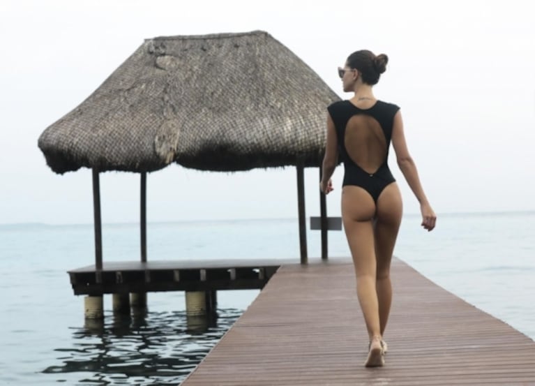 La producción súper sexy de la China Suárez en una playa paradisíaca: sensuales trajes de baño ¡y un colaless infartante! 