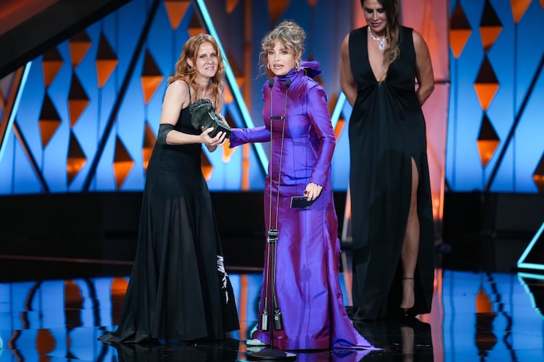 La productora Leticia Cristi (izquierda) y la directora Dolores Fonzi aceptan el premio a la mejor película iberoamericana por 'Belén' durante la 40.ª edición de los Premios Goya, el sábado 28 de febrero de 2026, en Barcelona, España. (Foto AP/Joan Mateu Parra)