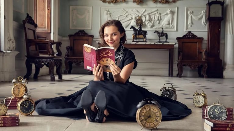 La protagonista es Lady Eileen “Bundle” Brent, interpretada por Mia McKenna‑Bruce.