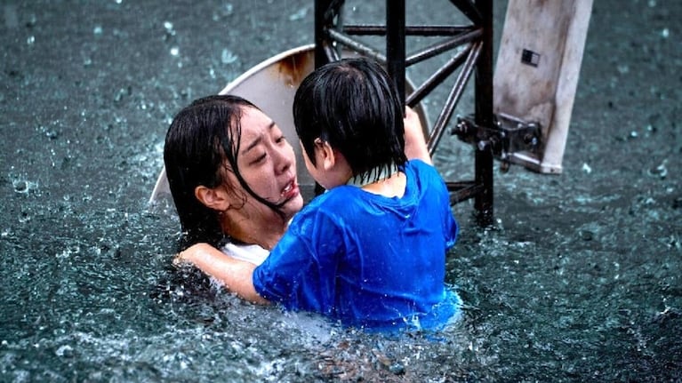 La protagonista y su hijo, en medio del agua en la película El gran diluvio.