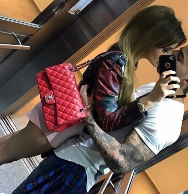 La provocadora foto romántica de Charlotte Caniggia con Loan, luego de que Nannis dijera que teme que el cantante mate a su hija