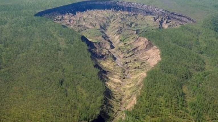 “La Puerta al Infierno”: por qué no deja de crecer y preocupa un enorme cráter en Rusia