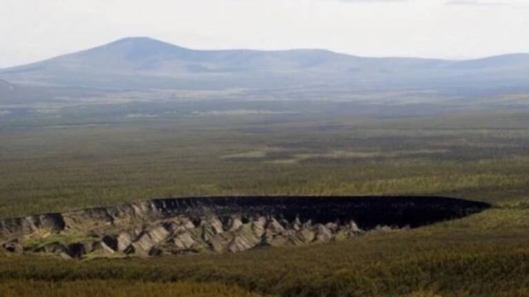“La Puerta al Infierno”: por qué no deja de crecer y preocupa un enorme cráter en Rusia