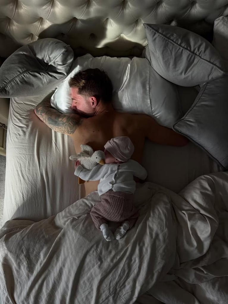 La reacción de Ailén Cova a la tierna foto de Alexis Mac Allister con su hija: “Completamente enamorada”. CREDITO: INSTAGRAM