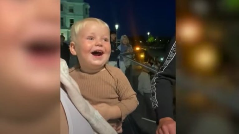 La reacción de este niño al estallido de los fuegos artificiales