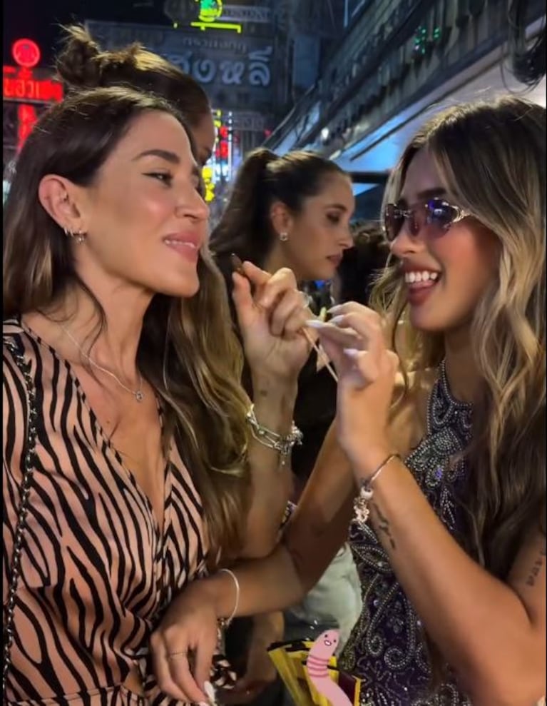 La reacción de Jimena Barón y Julieta Poggio al comer gusanos en Tailandia (Foto: Captura Instagram /jmena)