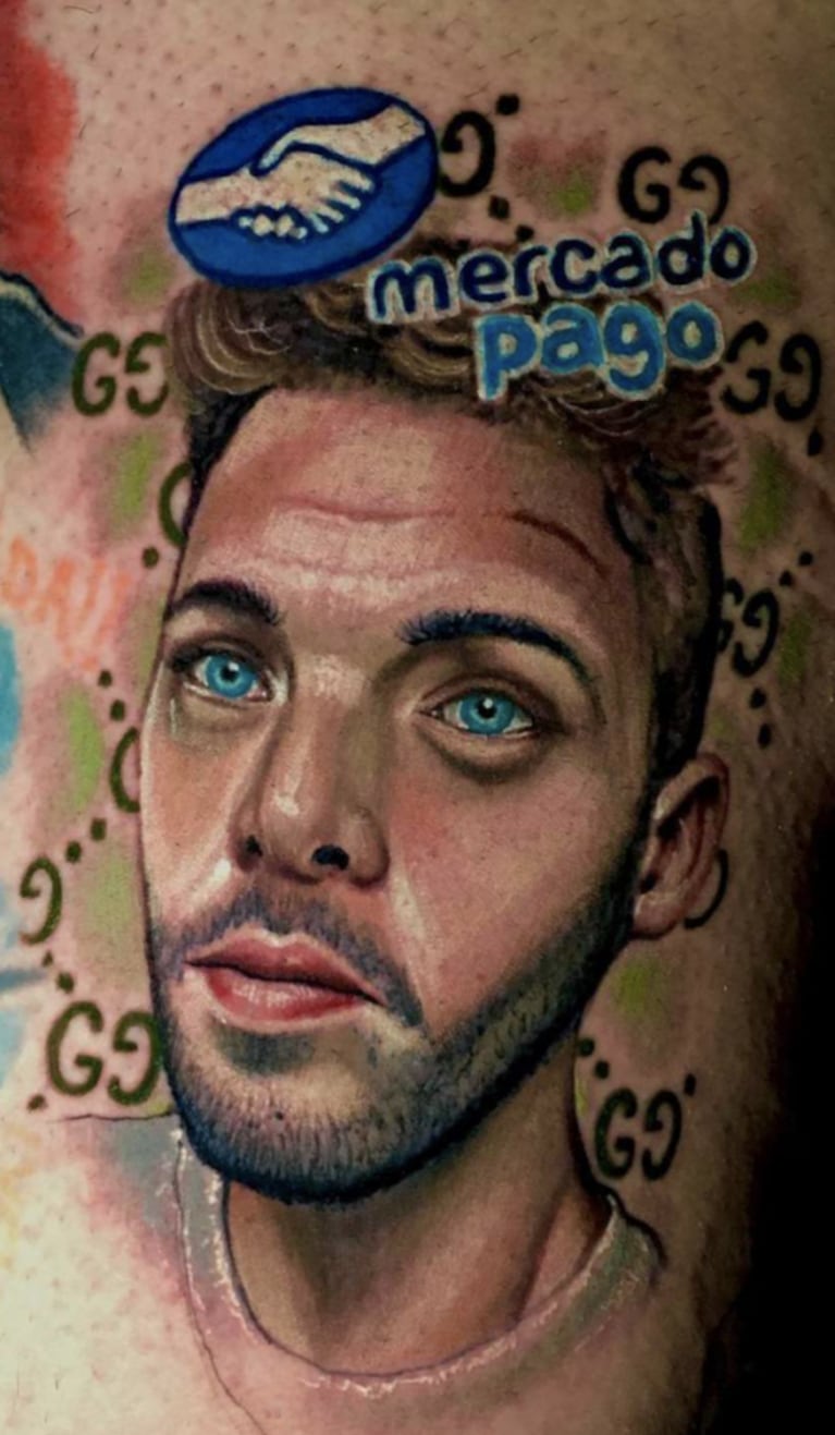 La reacción de Santi Maratea cuando vio el tatuaje de su rostro que se hizo un fan