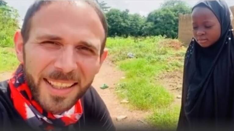 La reacción de una niña huérfana de Nigeria al recibir su primera muñeca