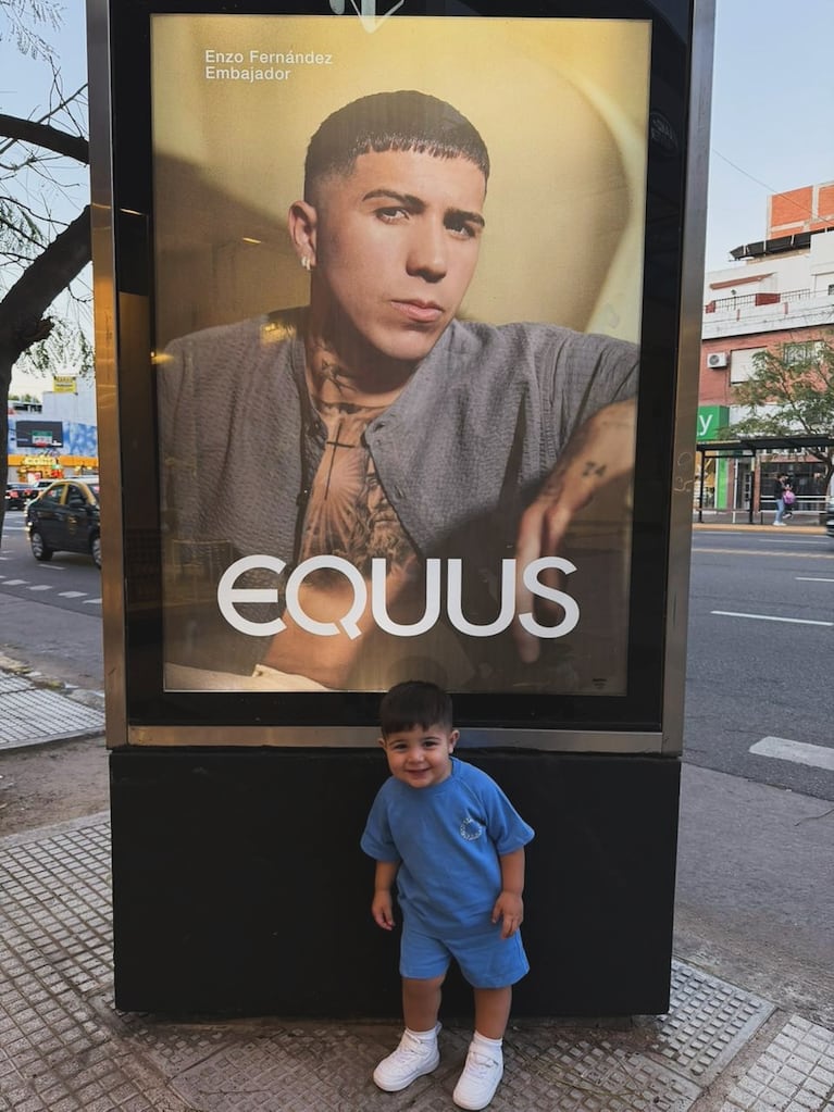 La reacción del hijo de Enzo Fernández al verlo en una publicidad callejera | Créditos: Instagram @valucervantes
