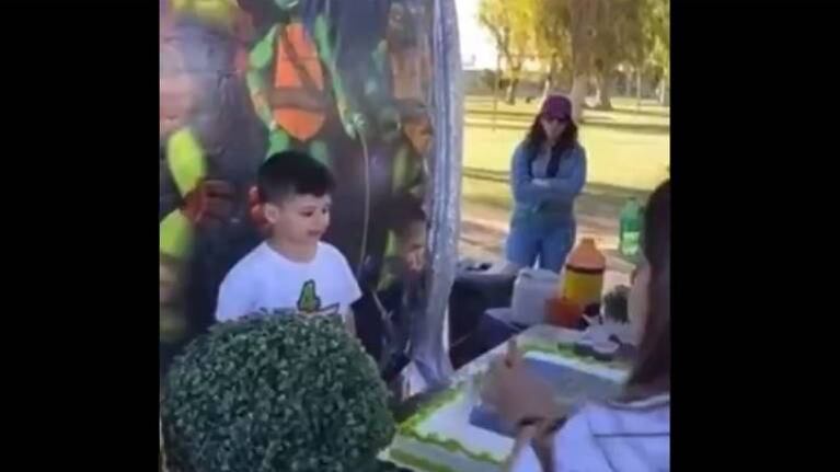 La reacción viral de un nene al que su tía le mete la cara en la torta de cumpleaños