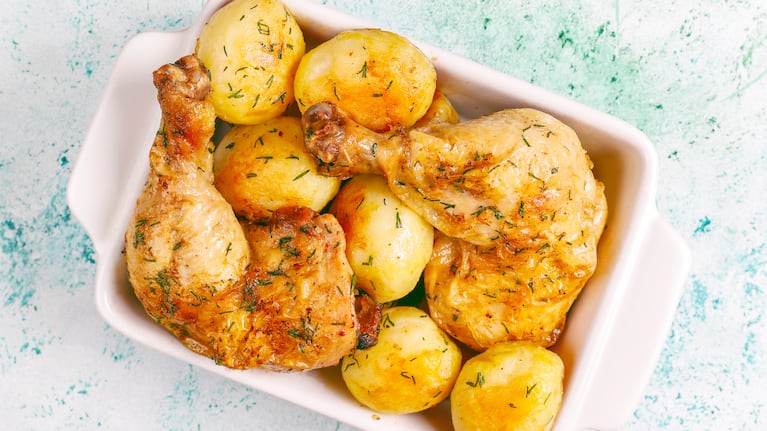 La receta con un toque secreto para hacer el mejor pollo al horno con papas. Foto: Freepik