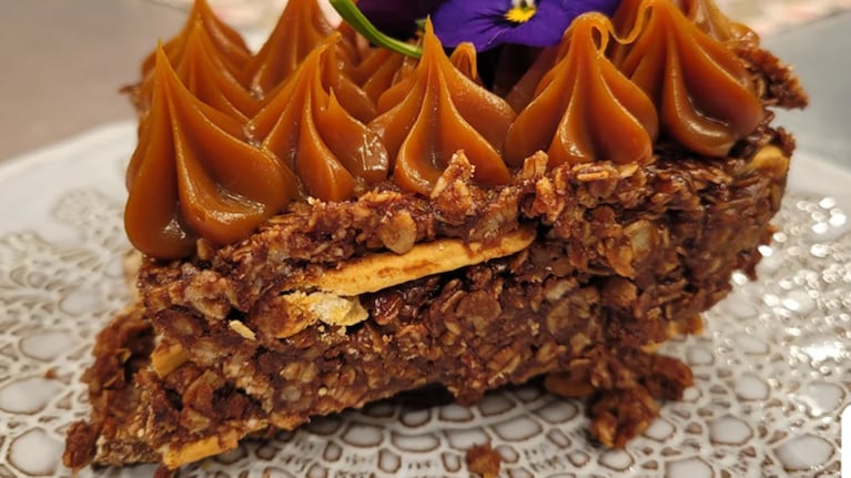 La receta de Cami Homs de un irresistible postre con galletitas de agua, chocolate y dulce de leche. Foto: Cucinare.TV.