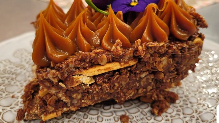 La receta de Cami Homs de un irresistible postre con galletitas de agua, chocolate y dulce de leche. Foto: Cucinare.TV.