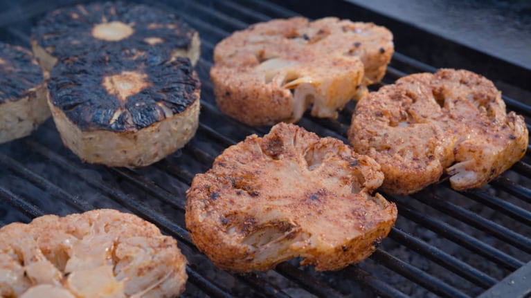 La receta de chipá se acompaña con coliflor a la parrilla. Foto: Cucinare TV