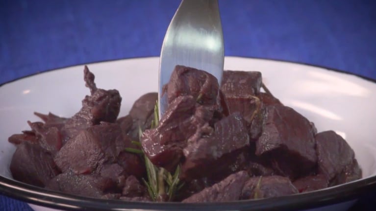 La receta de dados de solomillo marinados en Malbec. Foto: Cucinare.TV.