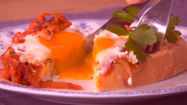 La receta de la bruschetta de huevo con toma y panceta. Foto: Cucinare.TV.