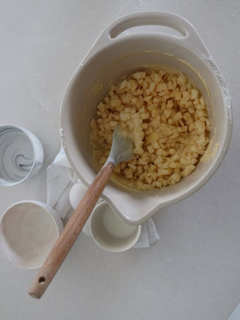 La receta de la torta húmeda de manzanas de Cami Homs (Foto de Instagram)