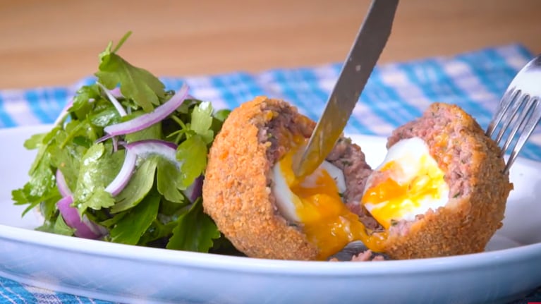 La receta de los huevos escoceses para sorprender en la entrada. Foto: Cucinare.TV.