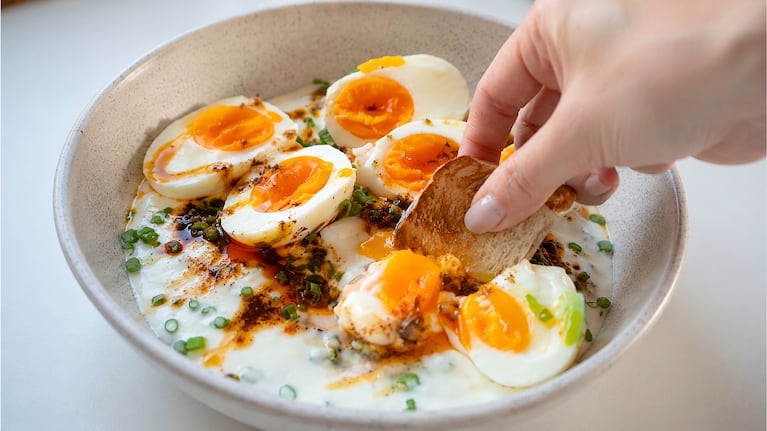 La receta de Sofía Pachano para hacer huevos pasados por agua al estilo turco. Foto: Instagram