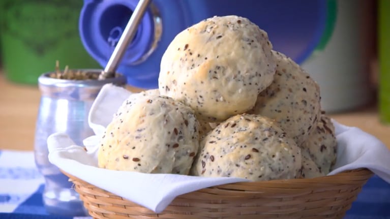 La receta ideal para acompañar el mate: pan de leche y semillas. Foto. Cucinare.TV.