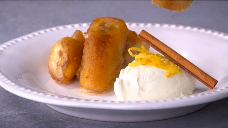 La receta para hacer bananas caramelizadas y cambiar la forma de servir el helado