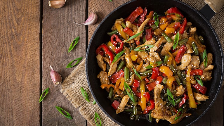 La receta para hacer el mejor wok de vegetales y langostinos. Foto: Freepik