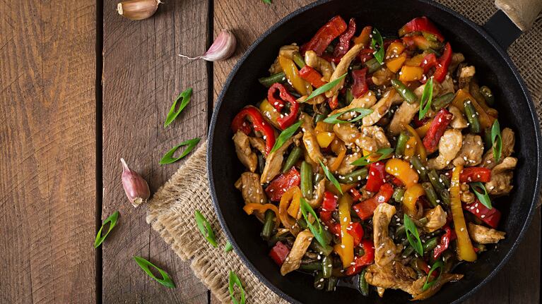 La receta para hacer el mejor wok de vegetales y langostinos. Foto: Freepik