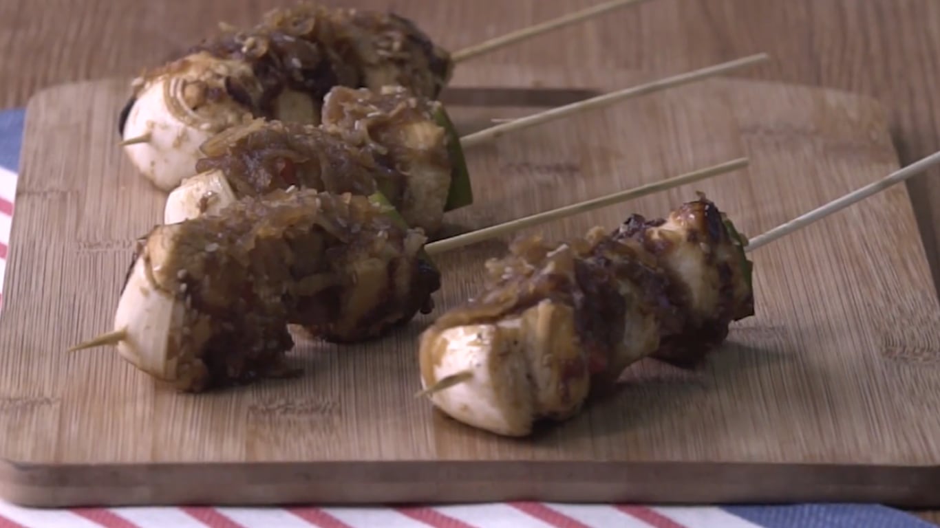La receta para hacer en tu casa las famosas brochettes de pollo japonesas