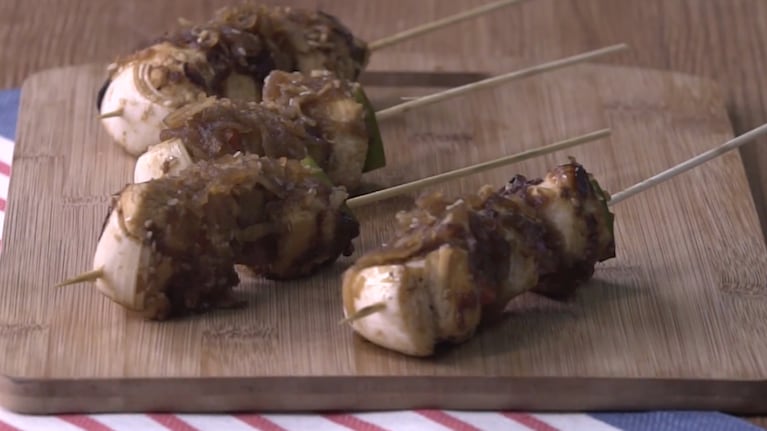 La receta para hacer en tu casa las famosas brochettes de pollo japonesas