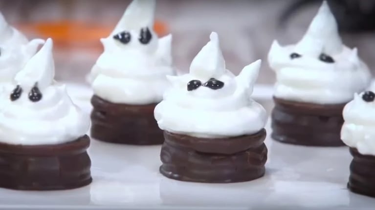 La receta para hacer unos alfajores fantasma que van a divertir a los más chicos. Foto: Cucinare.TV.