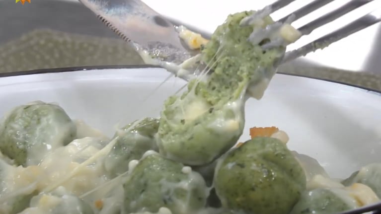 La receta para preparar ñoquis de papa y espinaca, rellenos de muzzarella y acompañados de salsa blanca.
Foto: CucinareTV