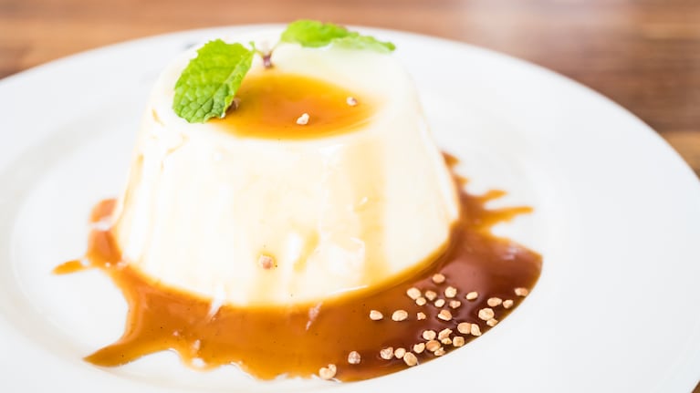La receta para preparar panacota, un postre distinto. Foto: Freepik.
