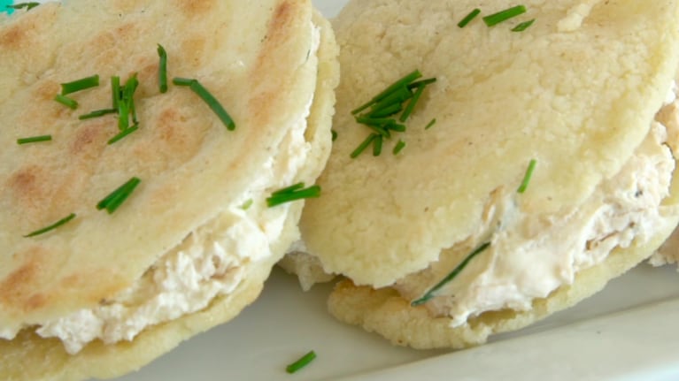 La receta para preparar un clásico venezolano, con un relleno de pollo y queso crema.
Foto: CucinareTV