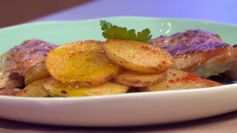 La receta para preparar un matambre tierno con unas crocantes papas a la española. Foto: CucinareTV
